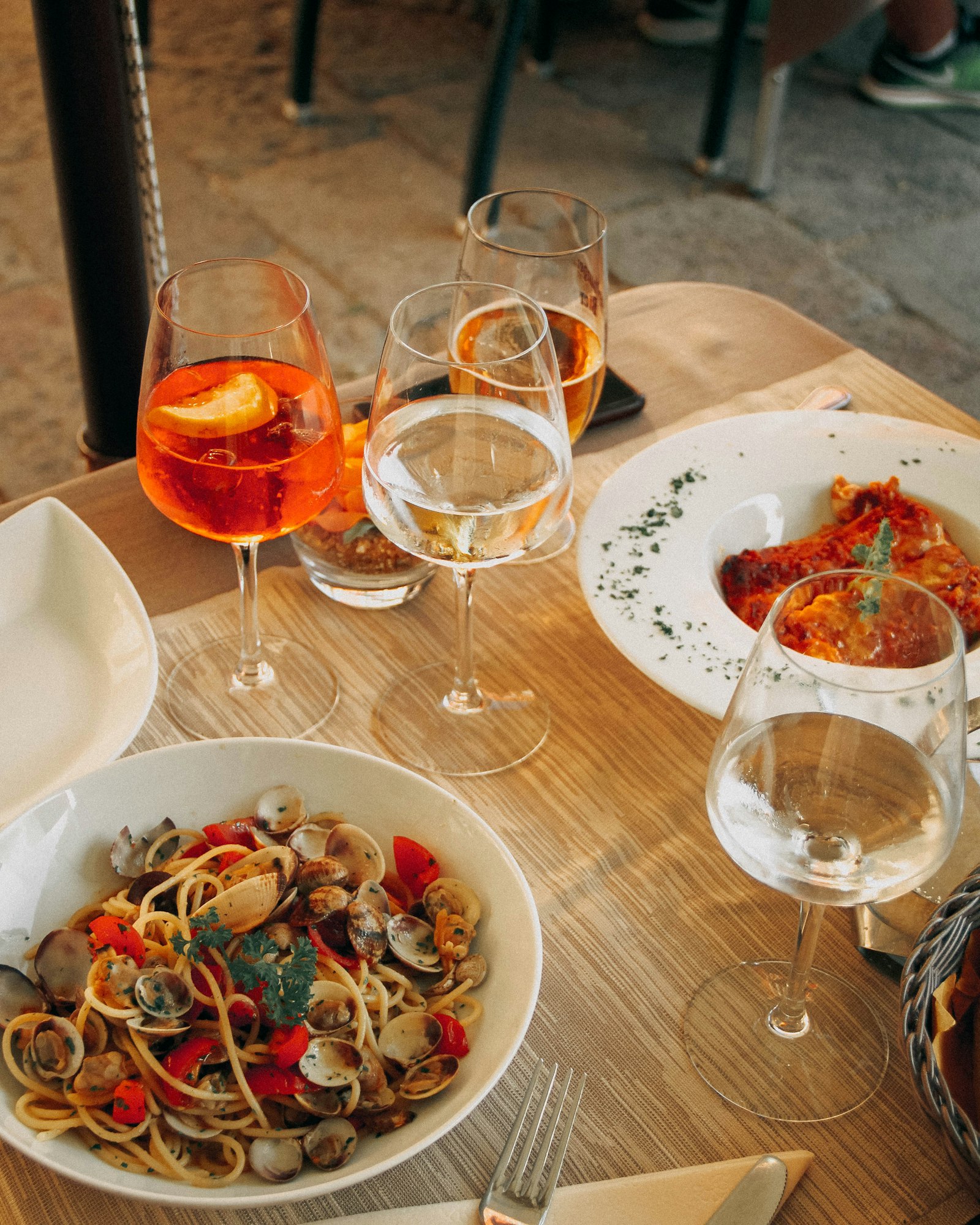 Piatto di risotto con un calice di vino rosso