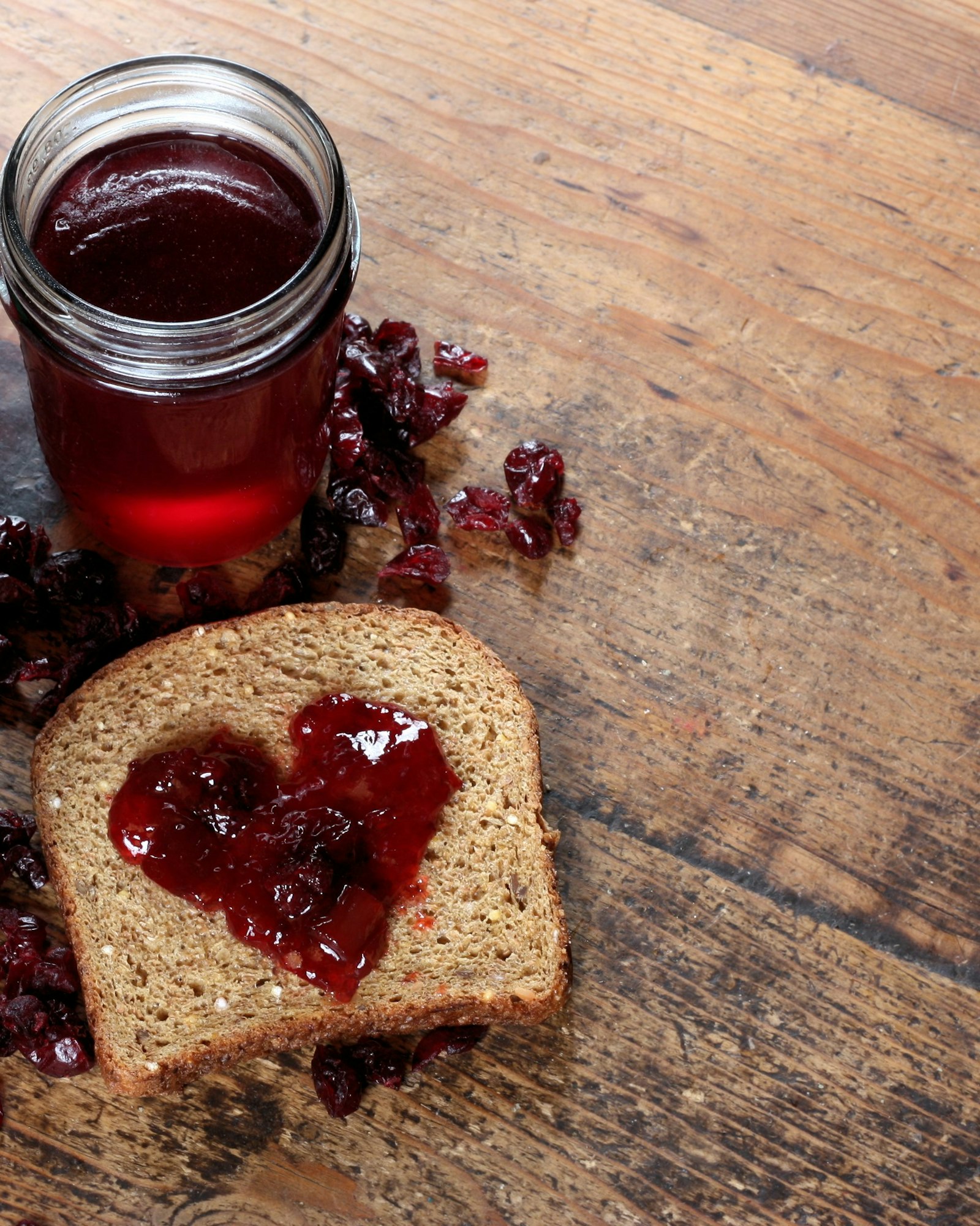 Merenda all'aperto con pane e formaggi