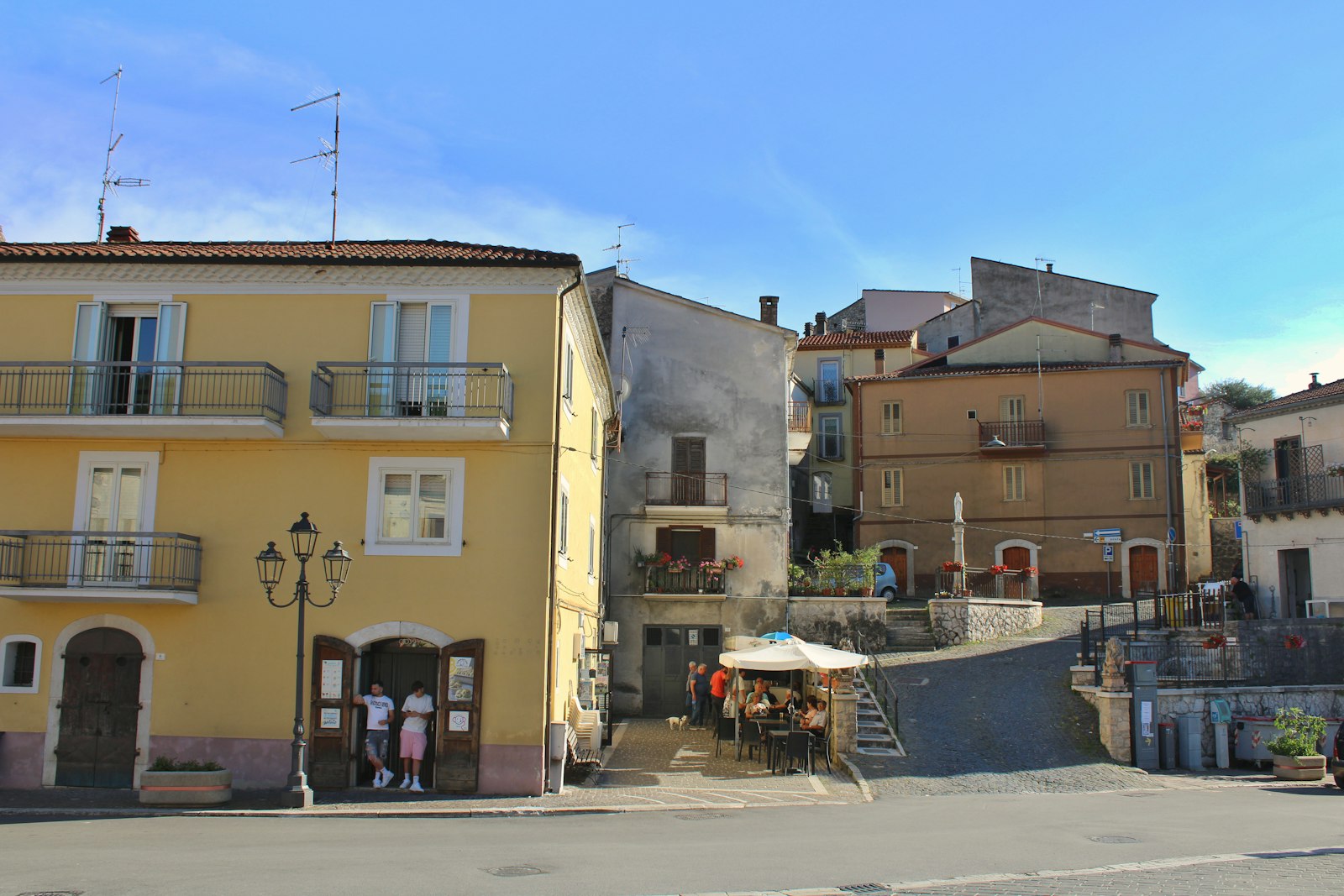 I tavolini all'aperto in piazza