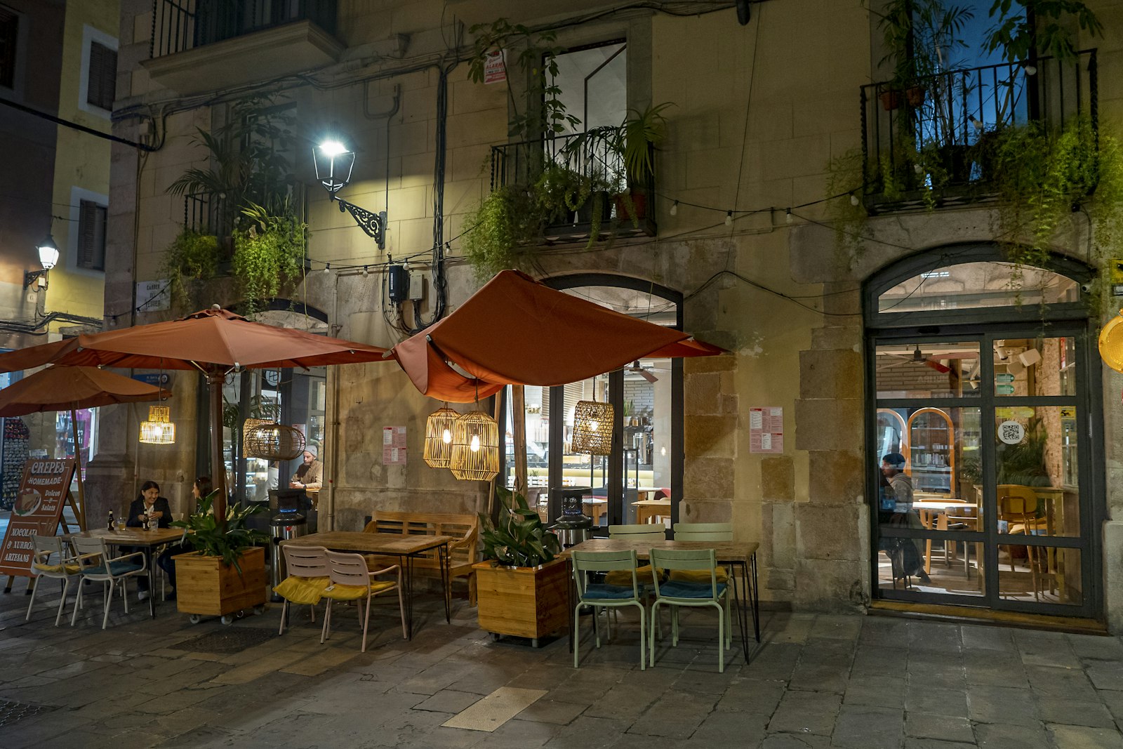 I tavolini sotto i portici la sera