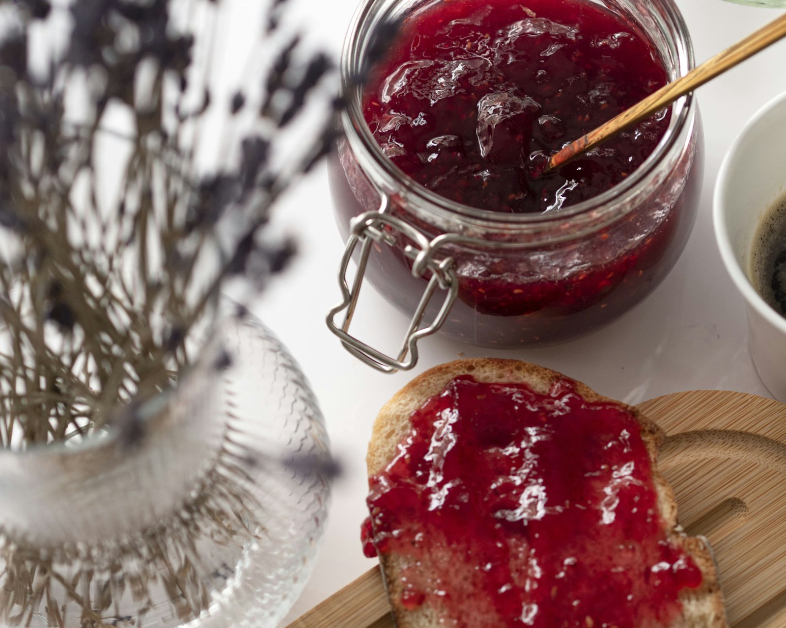 Tavola della colazione con torte e marmellate