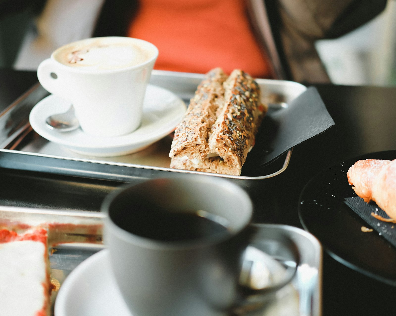 Colazione con caffè e brioche