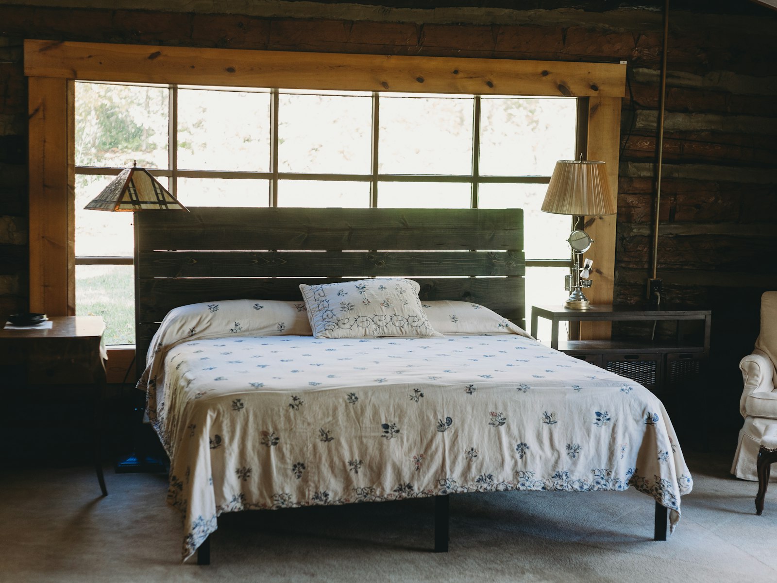 Camera in legno con letto matrimoniale