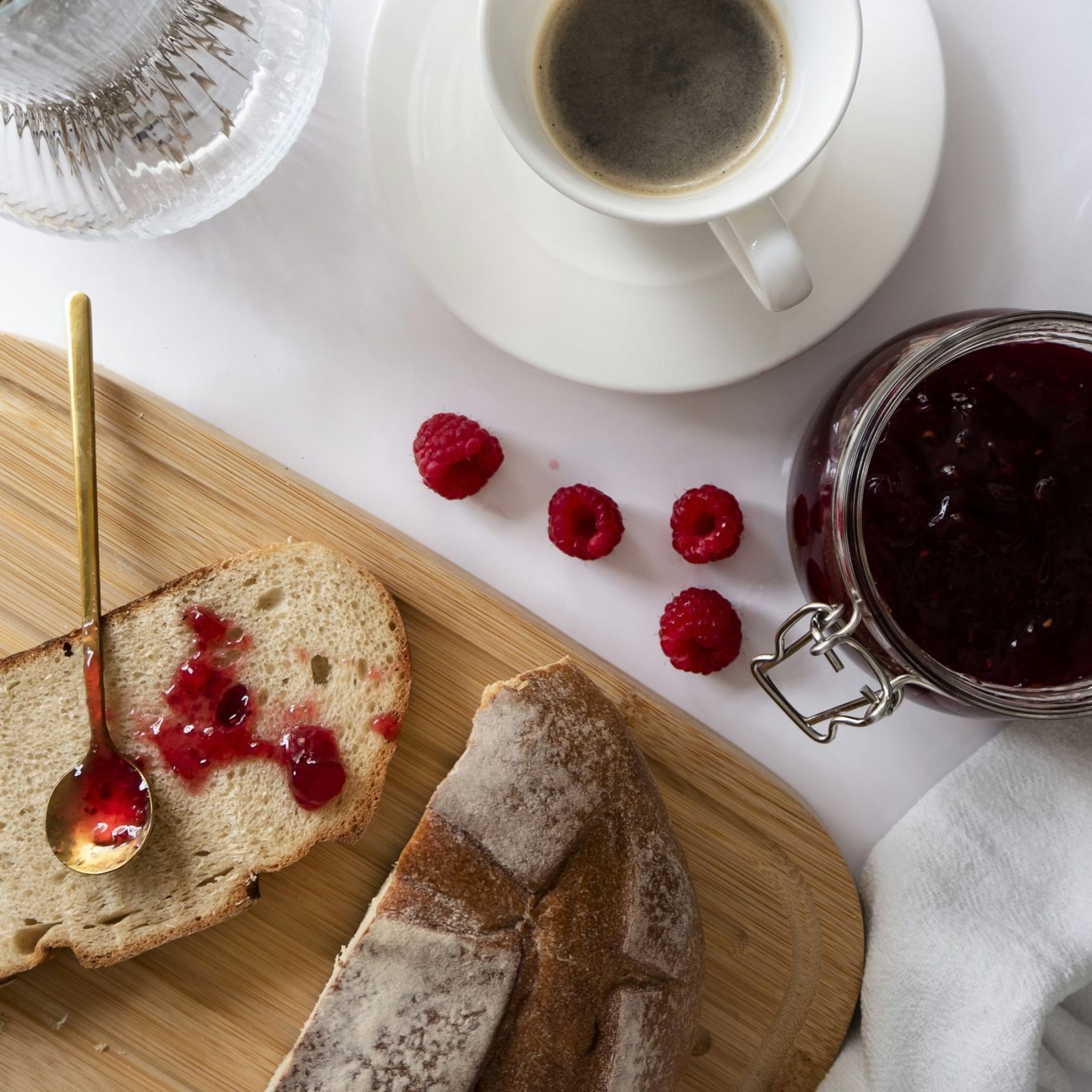 Tavola della colazione con torte e marmellate