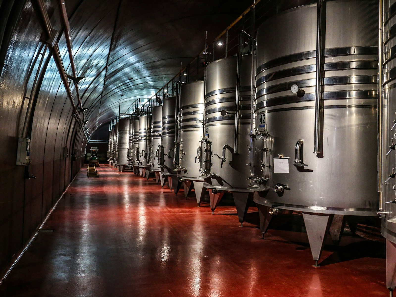 La piccola cantina tra le vigne