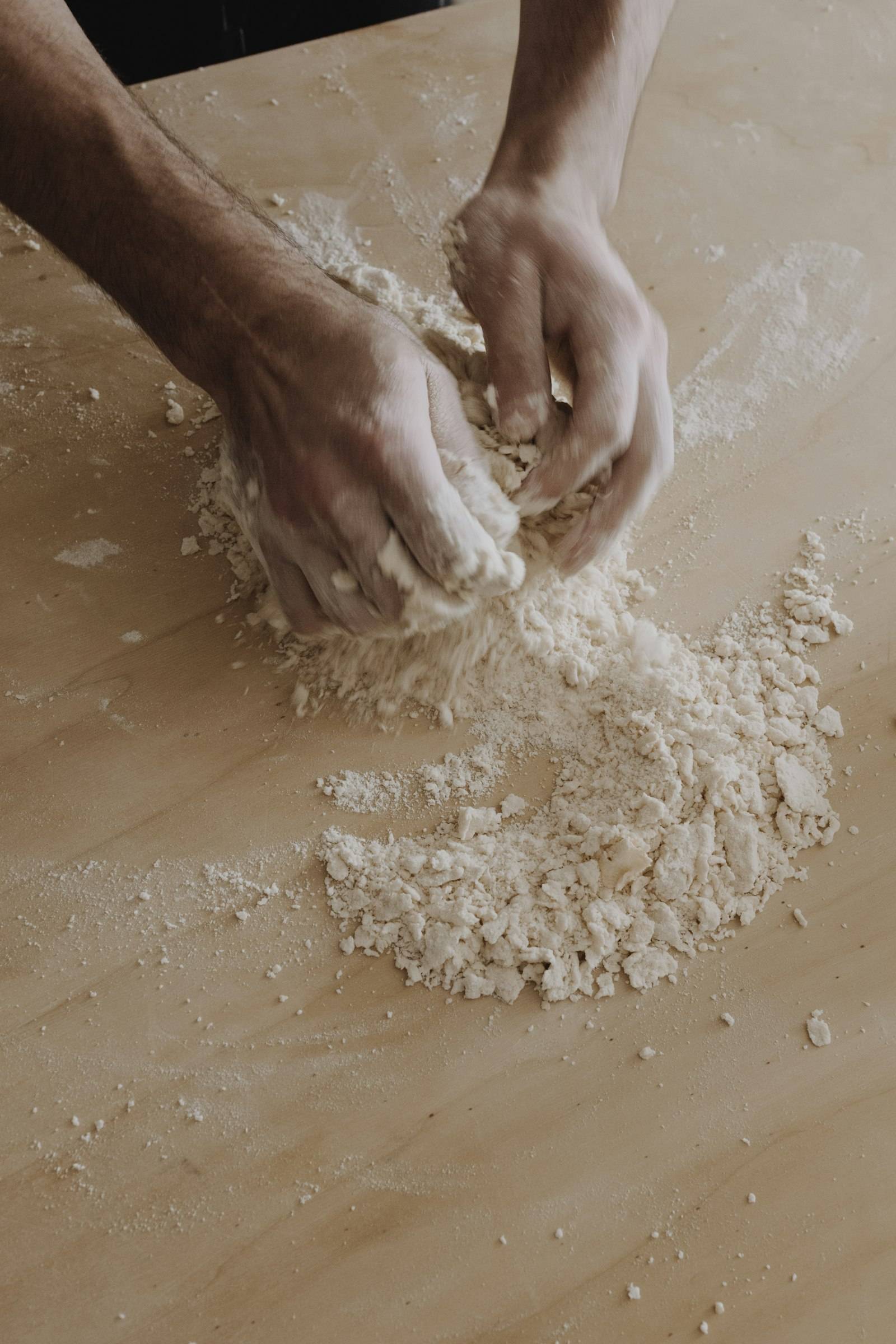 Mani che preparano la pasta fresca