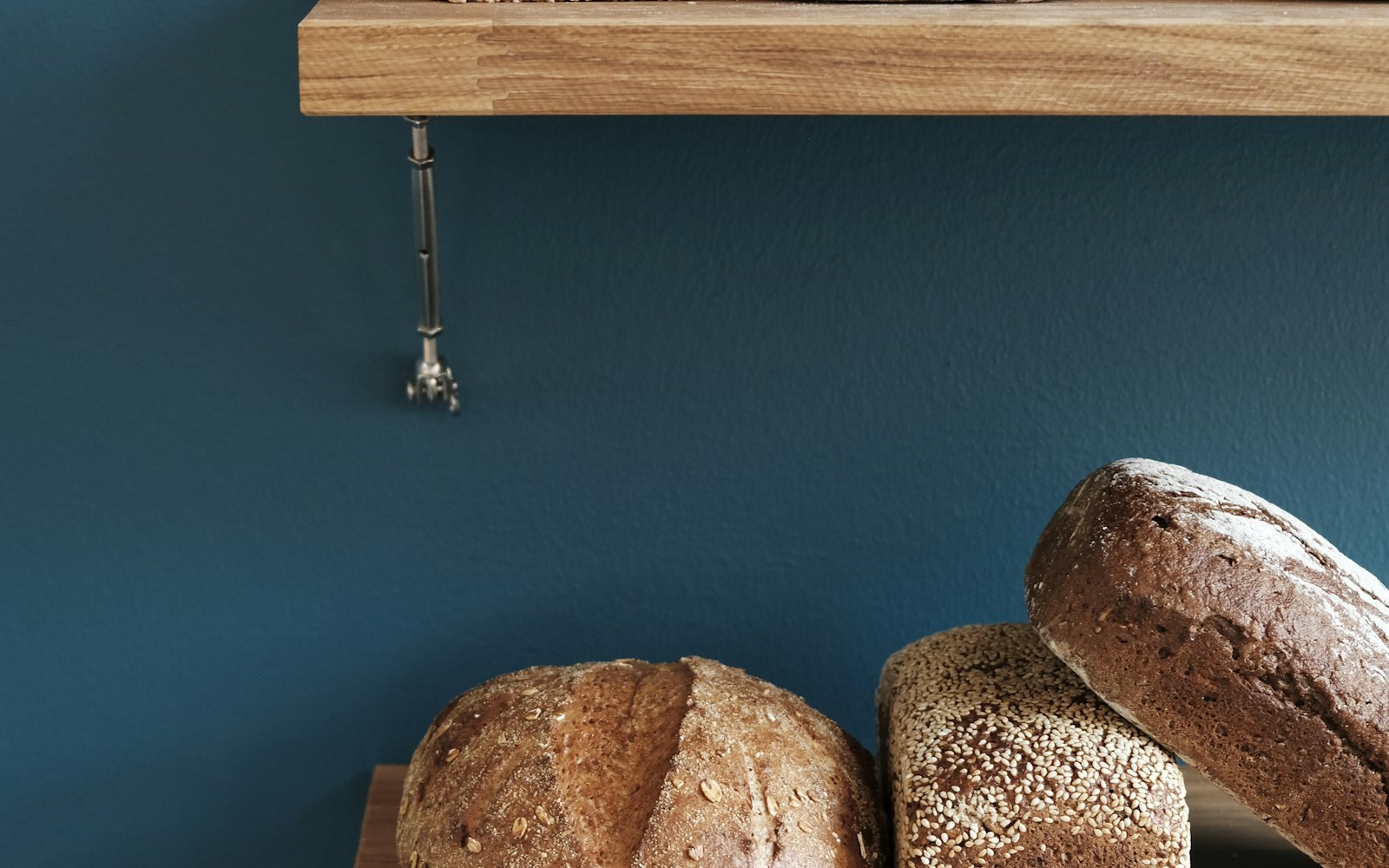 Il negozio con il pane sugli scaffali