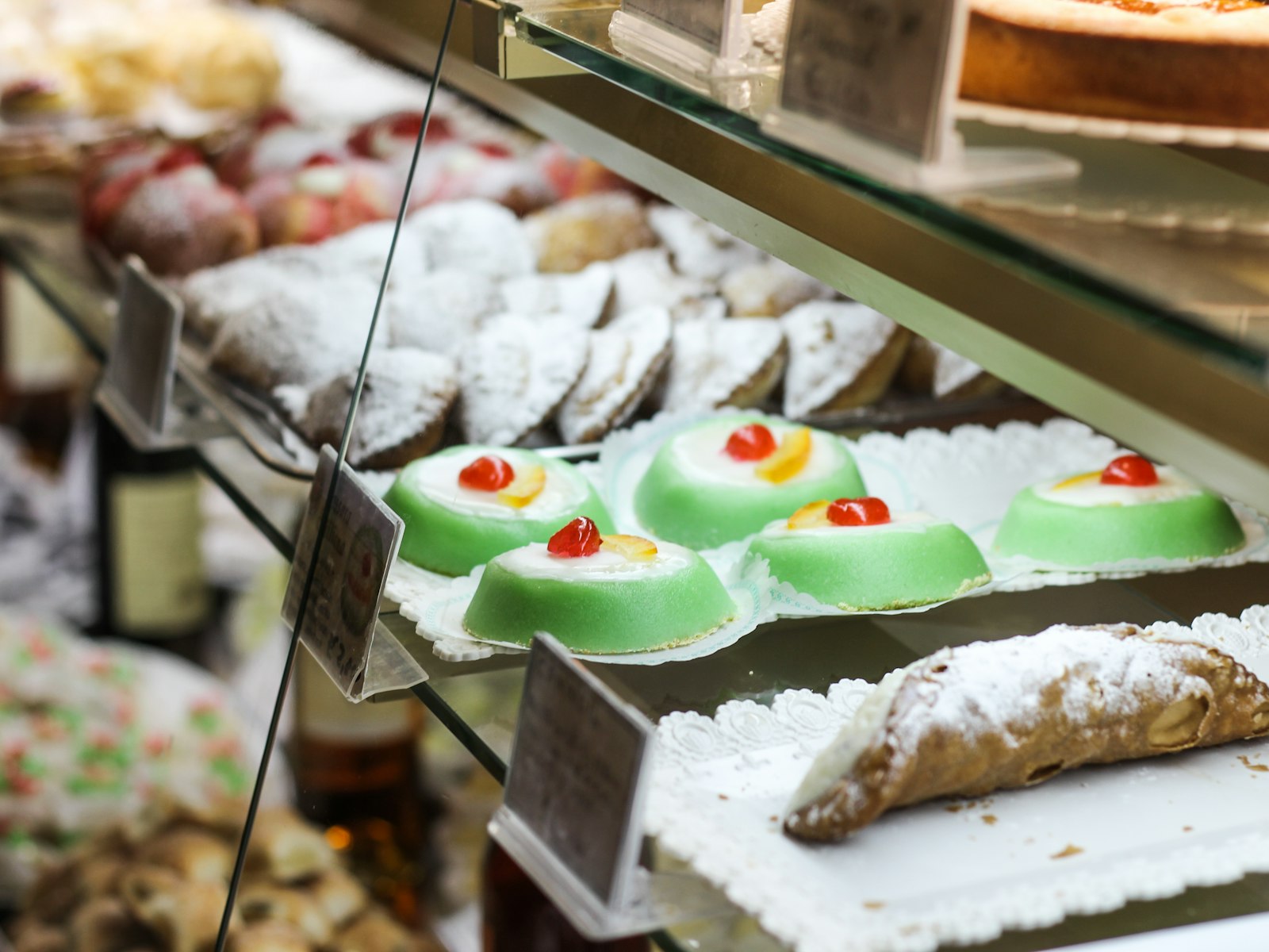 La vetrina della pasticceria