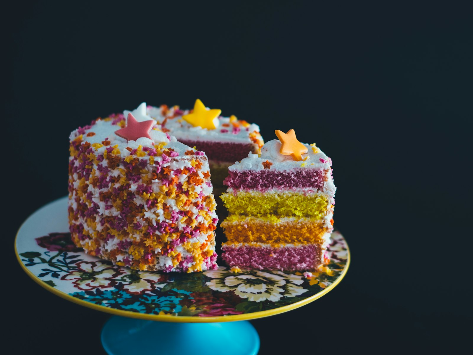 Torta decorata con frutta fresca