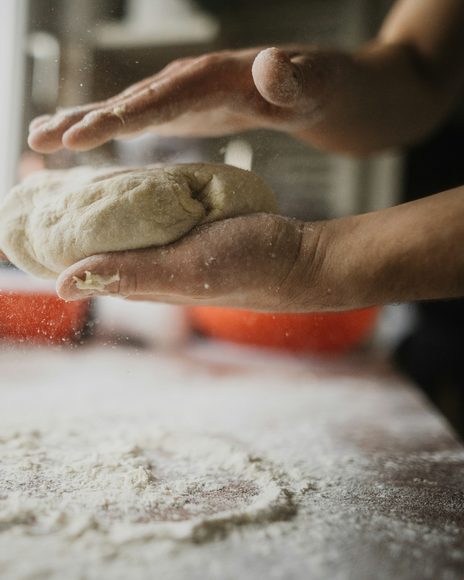 Nino al banco con una pizza appena sfornata