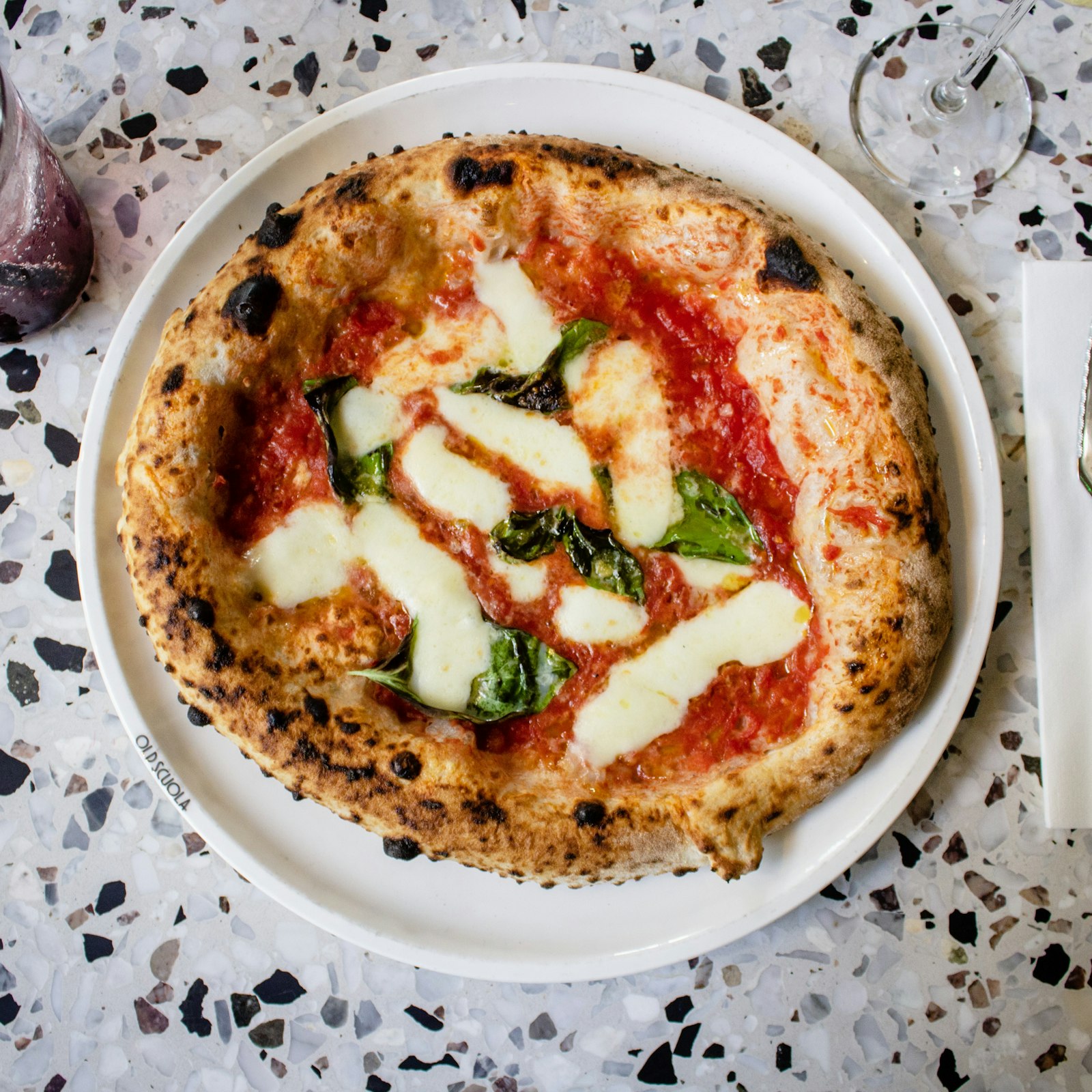 Pizza margherita appena sfornata