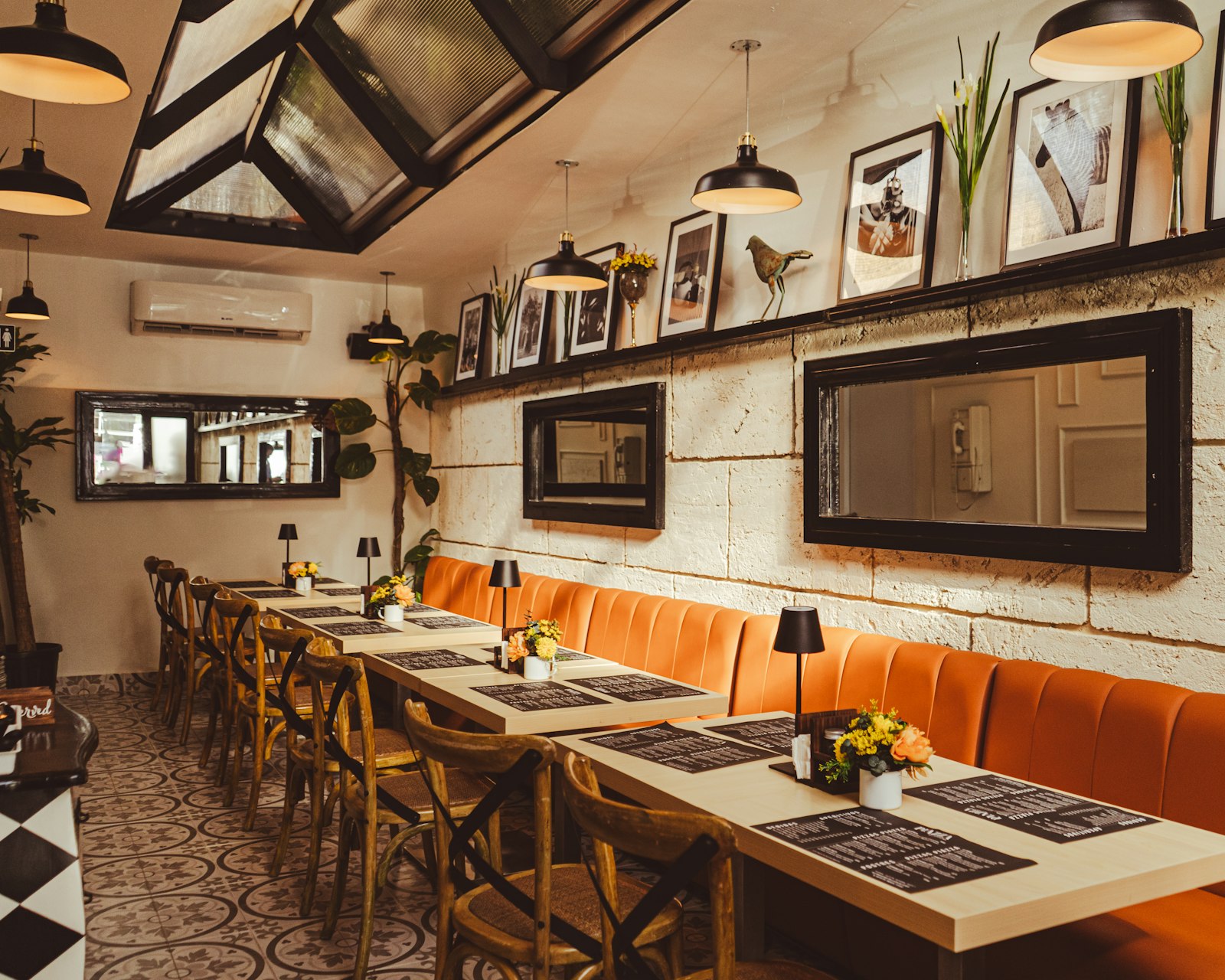 La sala della pizzeria con il forno a legna