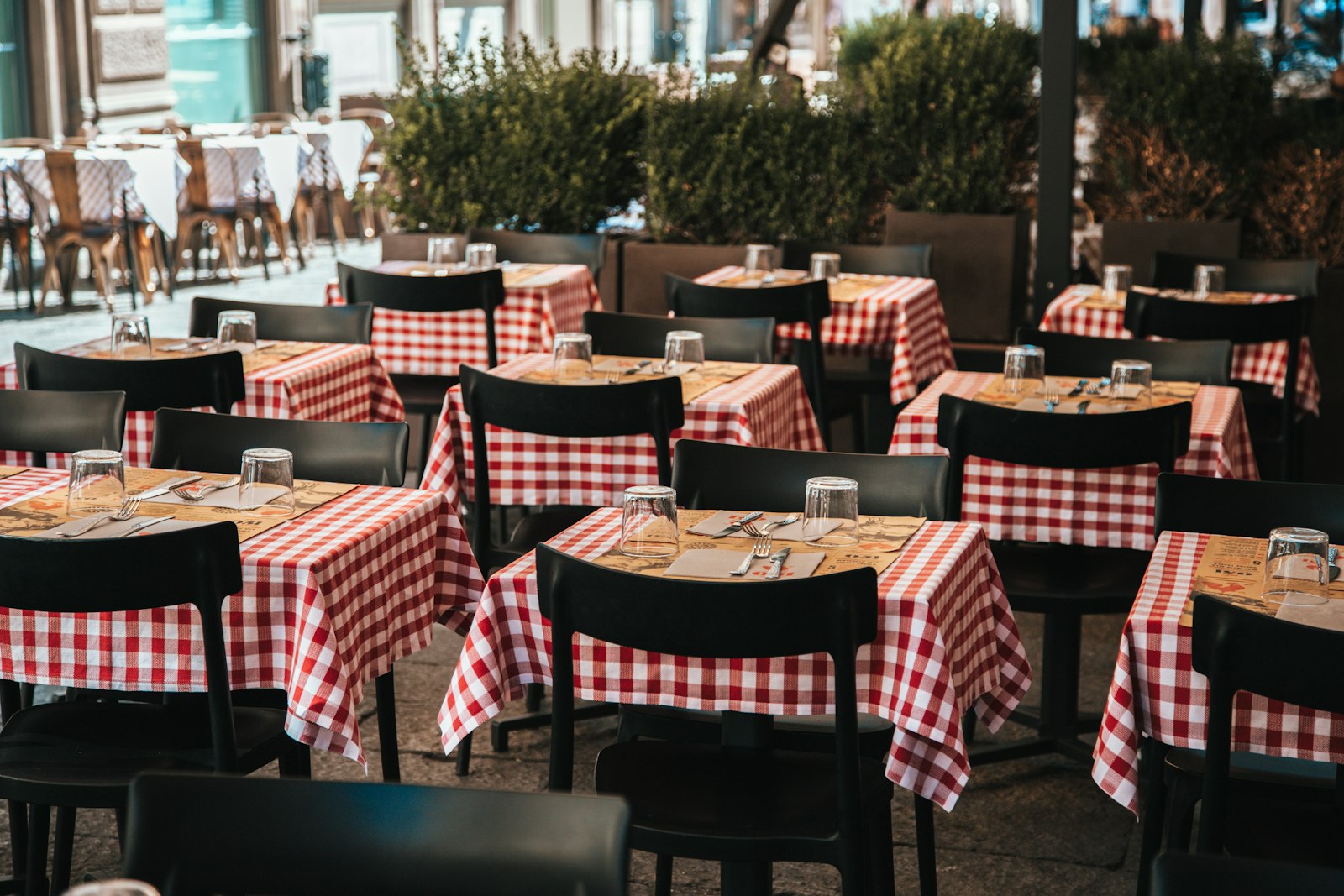 La sala della trattoria con le tovaglie a quadri