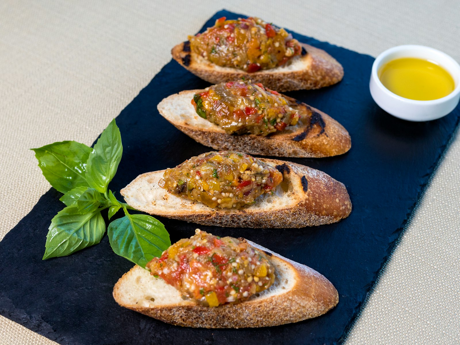 Antipasti misti su un tagliere