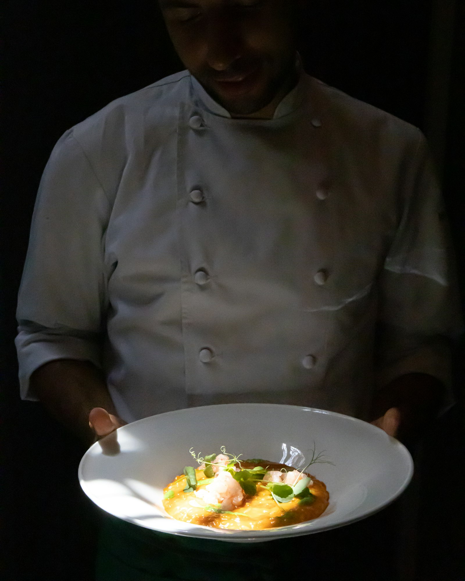 Lo chef impiatta in cucina