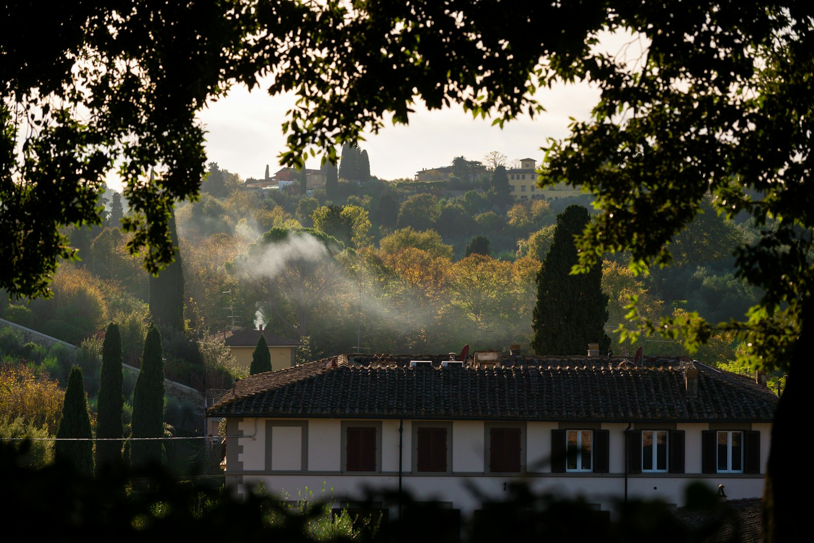 La facciata della villa al tramonto